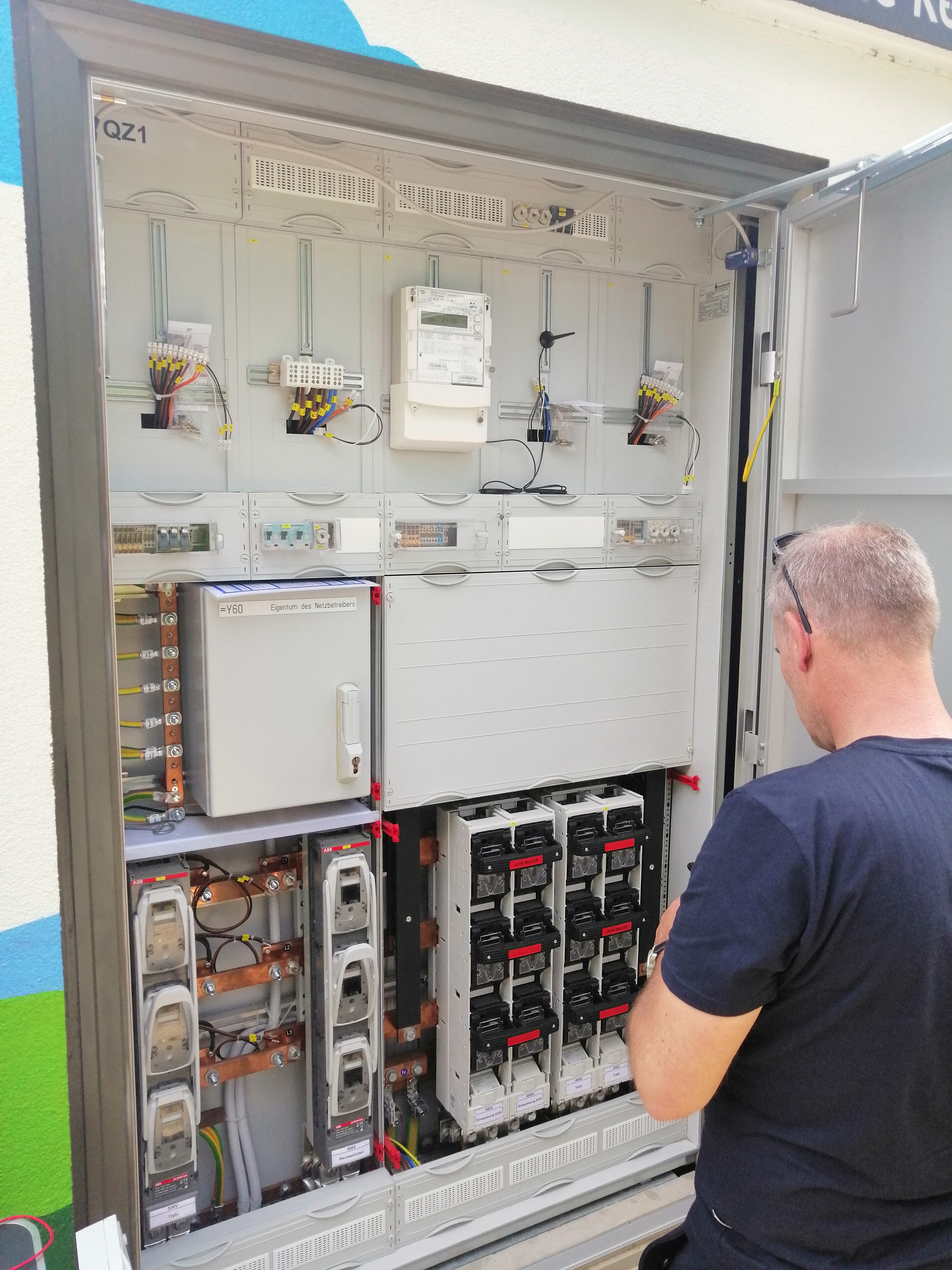 Low-voltage switchgear for measuring loadsand feed-in in low and middle voltage grid